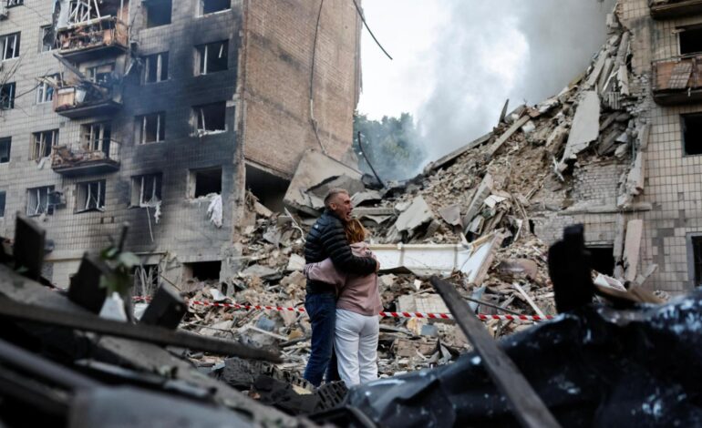Los misiles y drones rusos matan a 14 personas en Kiev en otro bombardeo masivo sobre Ucrania