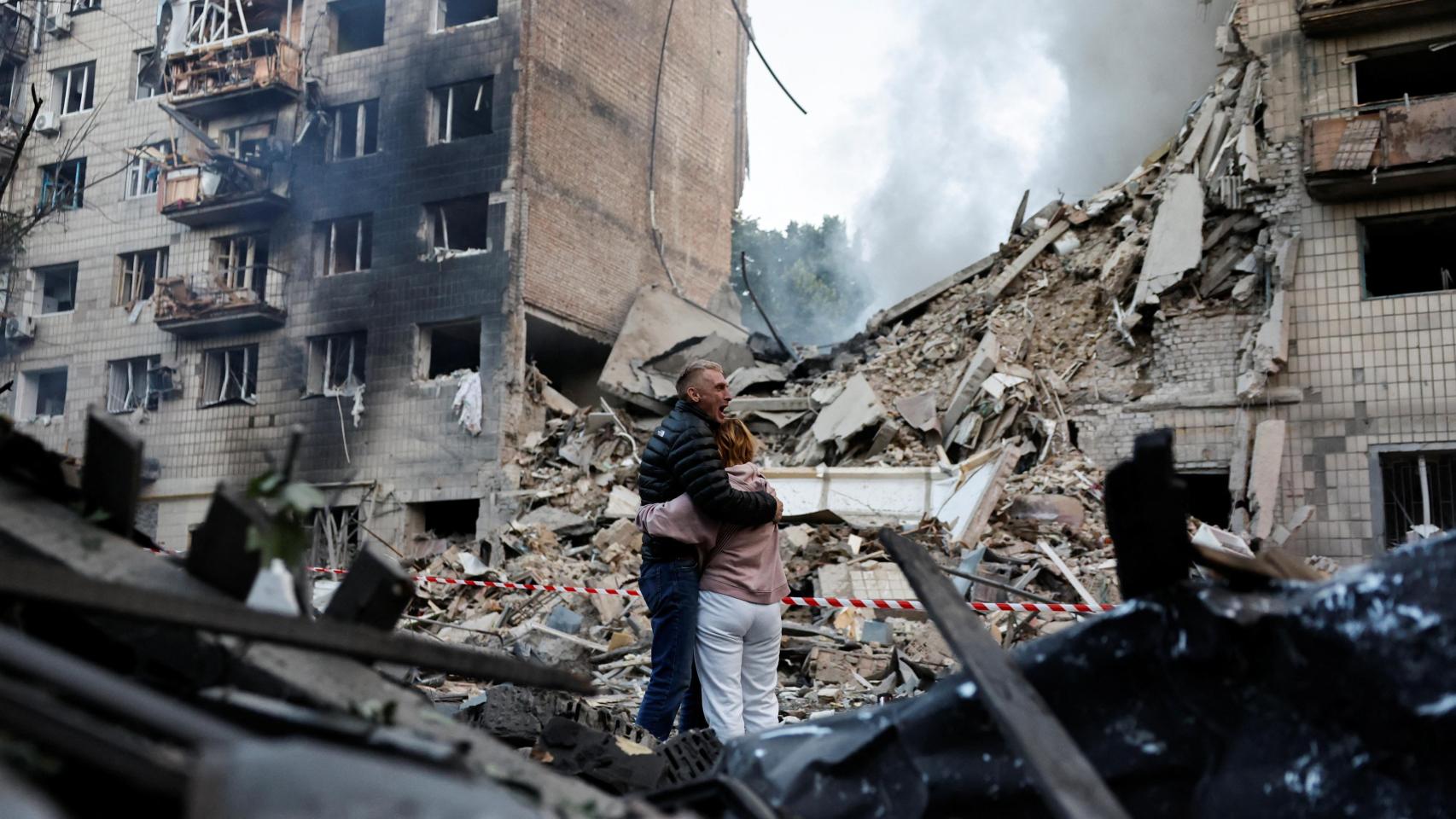 Los misiles y drones rusos matan a 14 personas en Kiev en otro bombardeo masivo sobre Ucrania