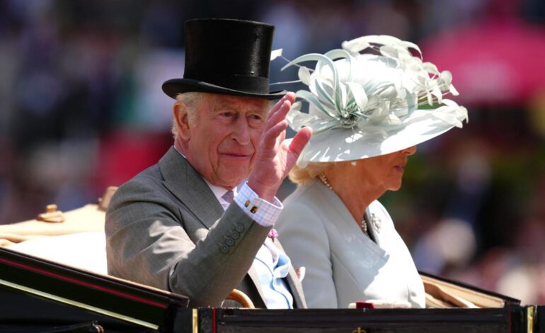 Carlos III de Inglaterra no falta a su cita en Ascot, arropado por Camila y en ausencia de sus hijos: las imágenes
