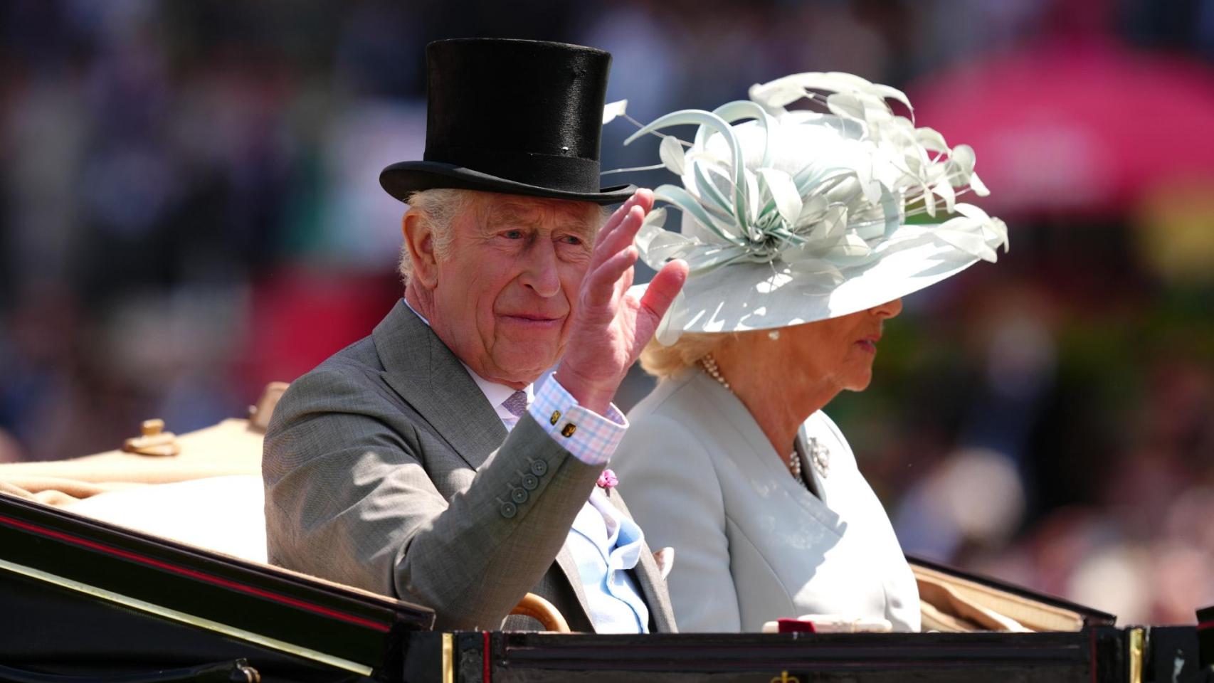 Carlos III de Inglaterra no falta a su cita en Ascot, arropado por Camila y en ausencia de sus hijos: las imágenes
