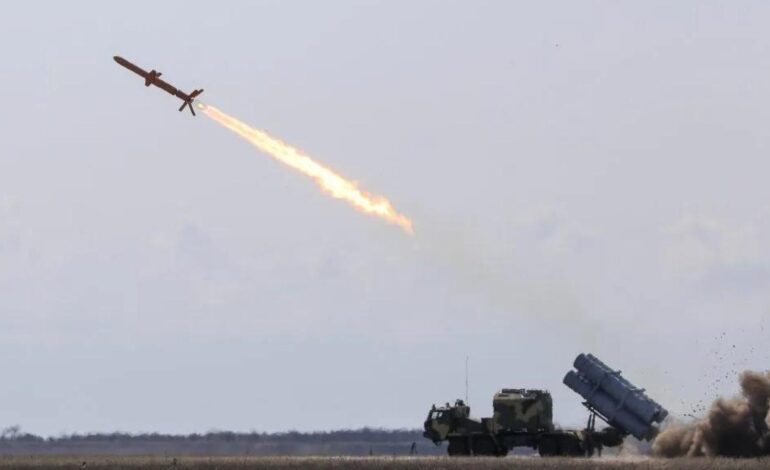 Ucrania comienza la producción masiva de sus propios misiles para defenderse de Rusia sin el apoyo de EEUU