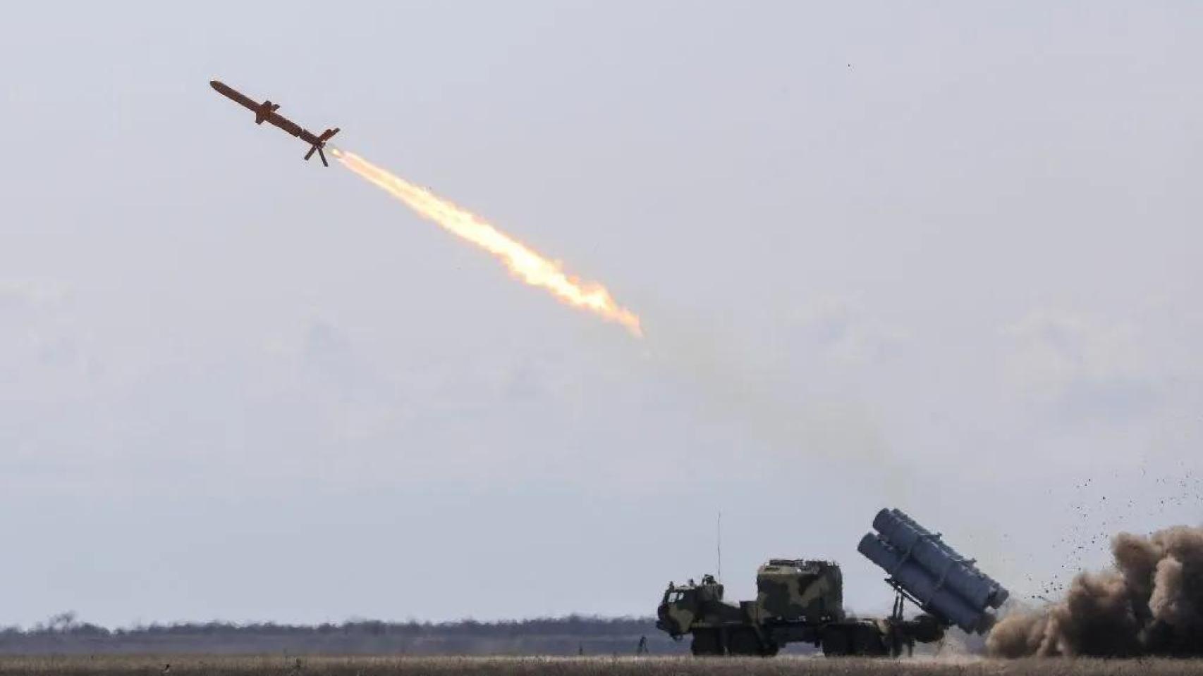 Ucrania comienza la producción masiva de sus propios misiles para defenderse de Rusia sin el apoyo de EEUU