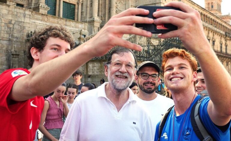 Mariano Rajoy se da un baño de masas tras finalizar el Camino de Santiago con su hijo y su hermano: sus simpáticos ‘selfies’