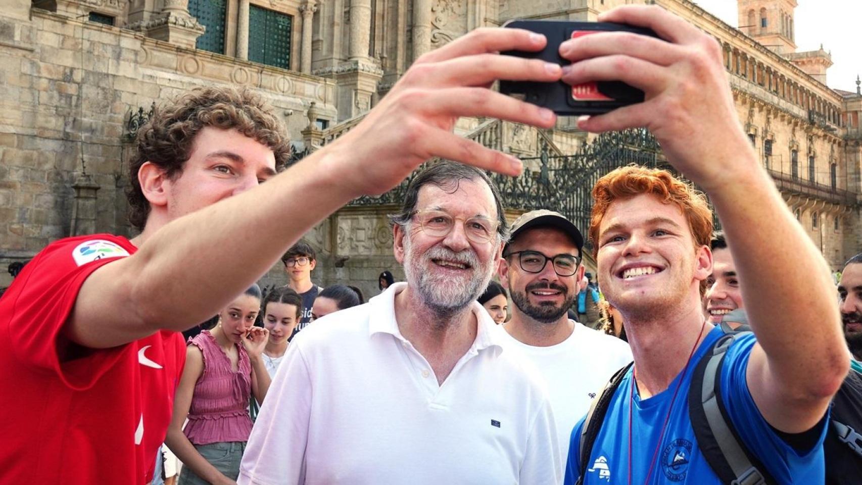 Mariano Rajoy se da un baño de masas tras finalizar el Camino de Santiago con su hijo y su hermano: sus simpáticos ‘selfies’