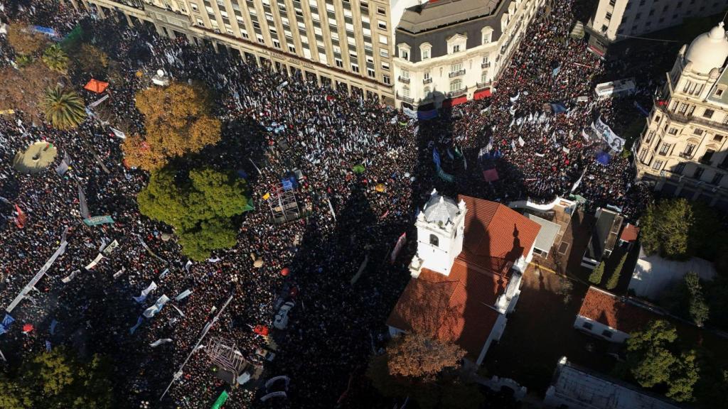 Una visión aérea muestra una plaza de Mayo llena de gente de los partidarios de Cristina Fernández de Kirchner.