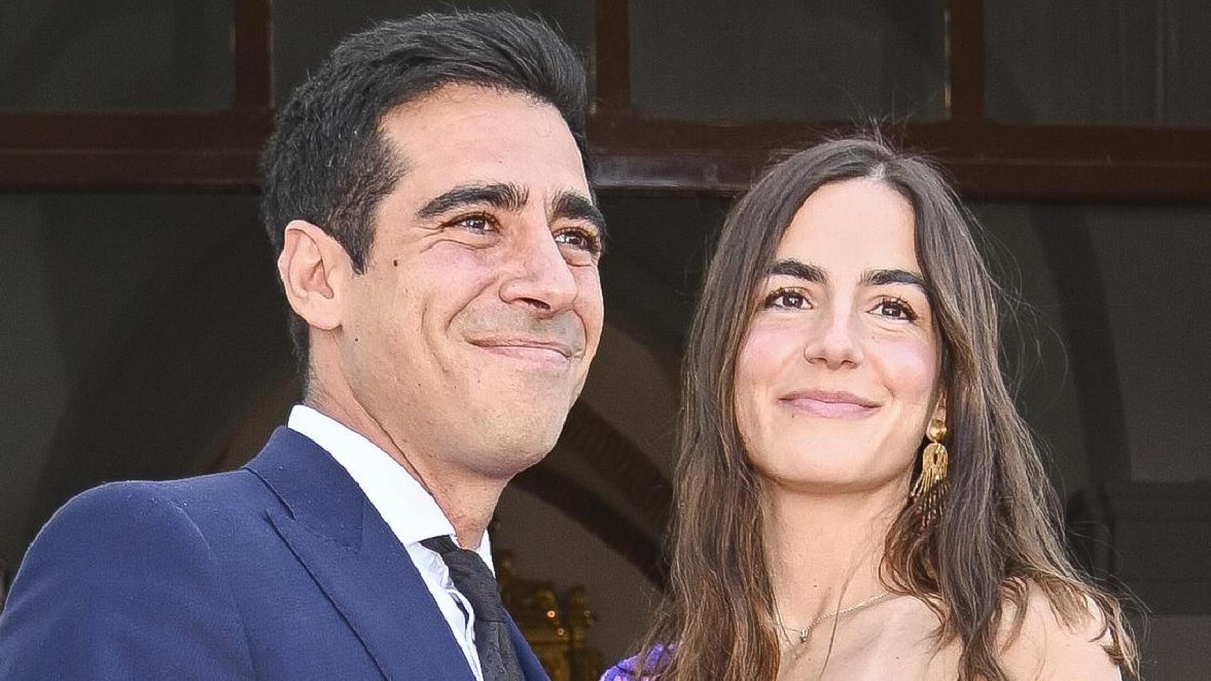 Alberto Herrera recoge un importante premio, arropado por su novia y con un especial guiño a su padre