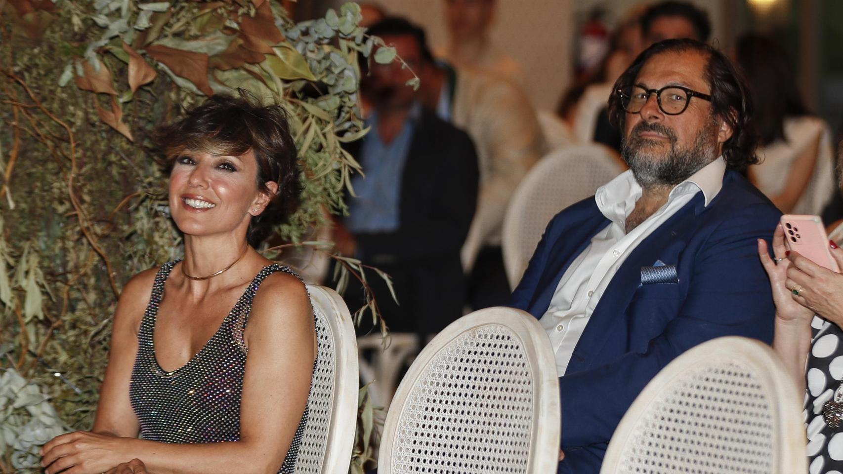 recibe un premio arropada por su discreta pareja, Juan Montes