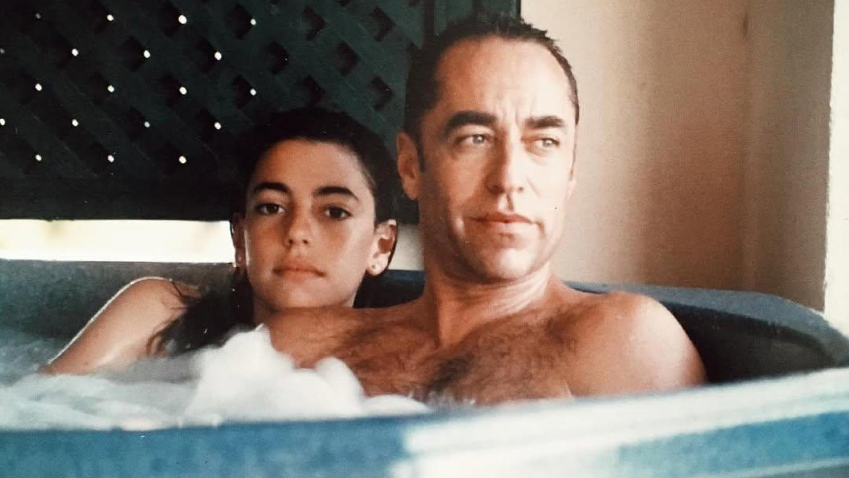 Claudia Ula, hija de Raquel Revuelta, escribe una carta a su padre fallecido horas antes de su boda: "Sé que vas a estar"