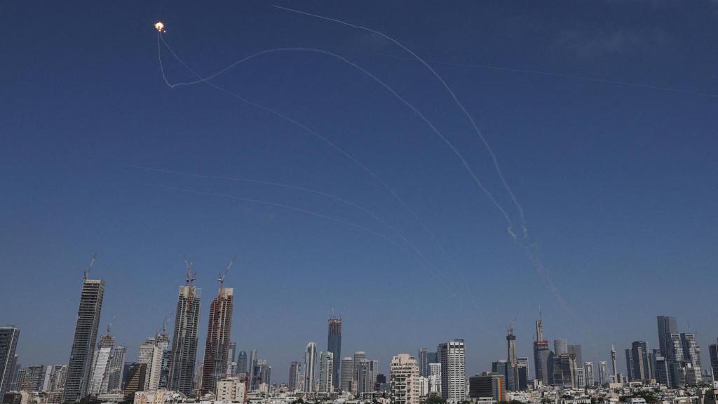 Imagen de un misil iraní dirigido contra Tel Aviv que está siendo perseguido por la defensa anti -avión.