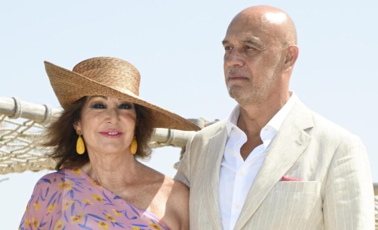 Ana Rosa Quintana, deslumbrante y feliz anfitriona en la boda de su hijo Álvaro Rojo en Cádiz, rodeada de amigos y compañeros de televisión