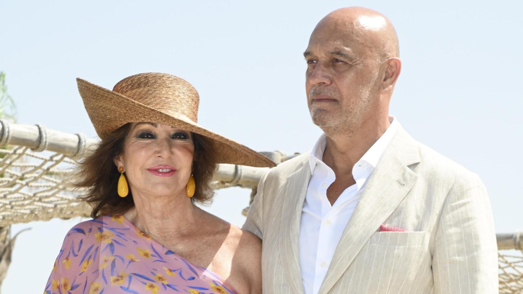 Ana Rosa Quintana, deslumbrante y feliz anfitriona en la boda de su hijo Álvaro Rojo en Cádiz, rodeada de amigos y compañeros de televisión