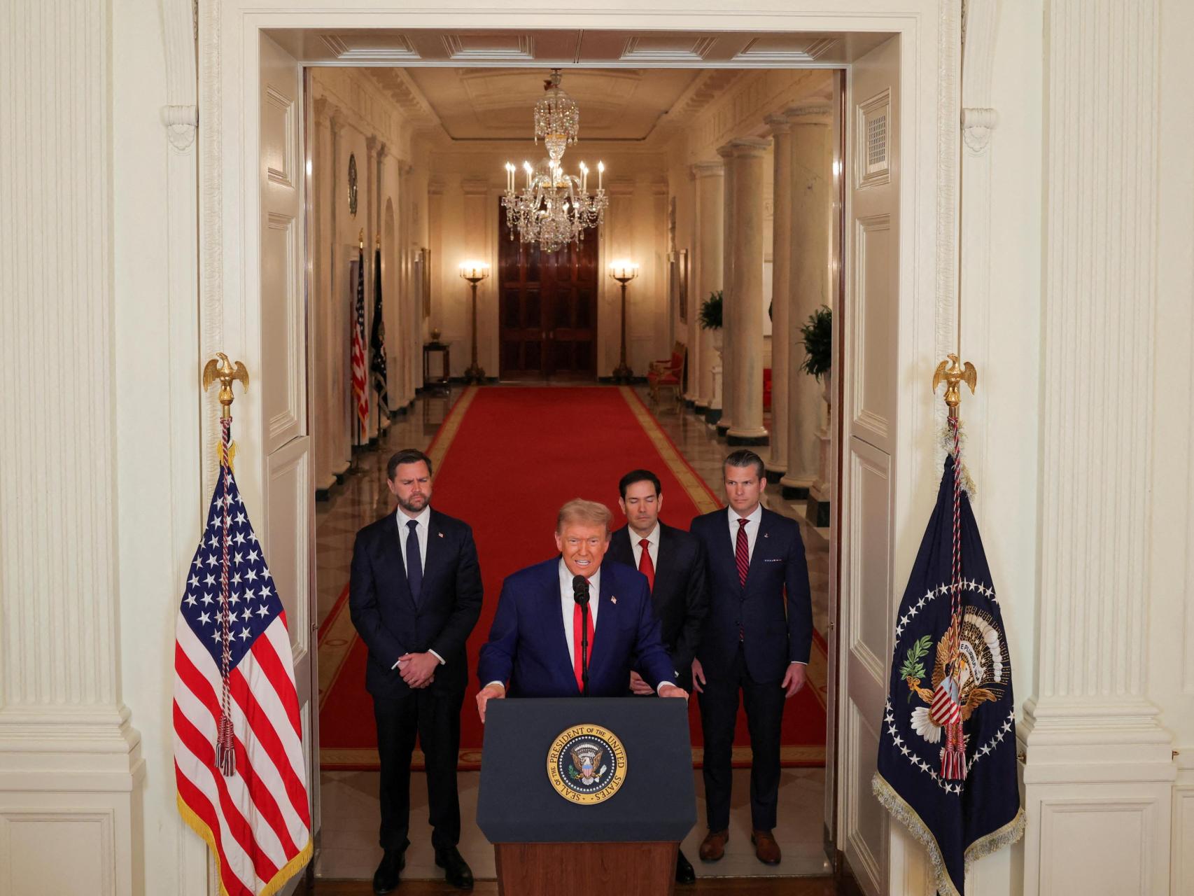 Trump arrastra a EEUU a una nueva guerra en Oriente Próximo tras prometer la paz para la región sin pegar un tiro