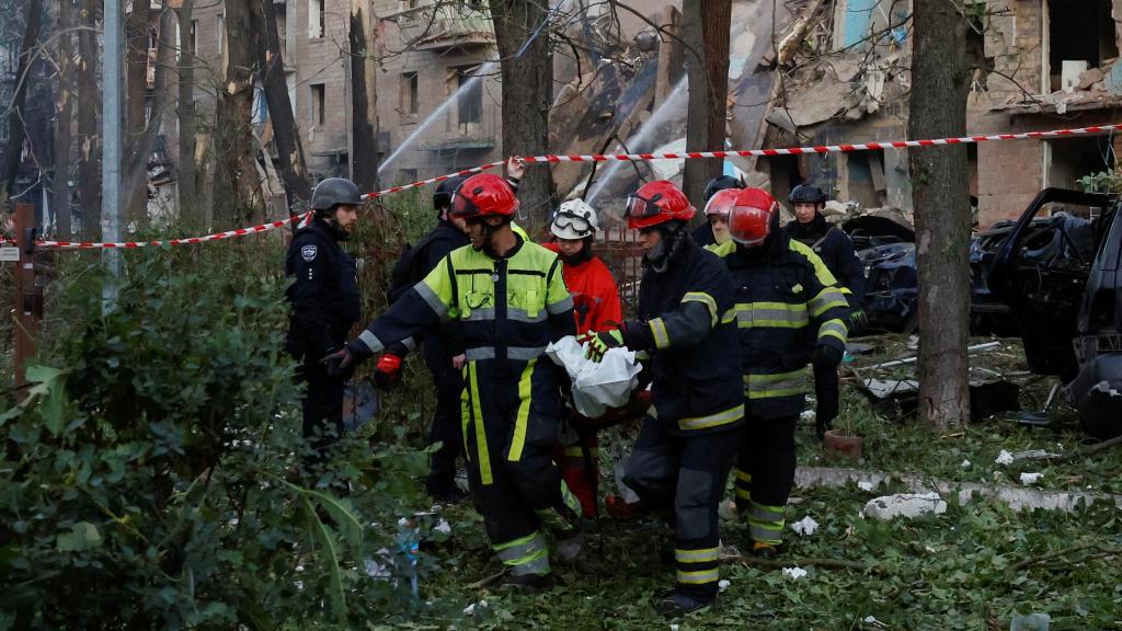 Los servicios de emergencia ucranianos transportan un cuerpo.