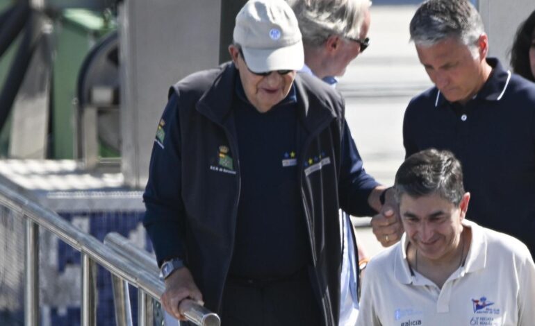 El rey Juan Carlos, con gran dificultad para caminar, abandona Sanxenxo y coge un vuelo privado a Cascais