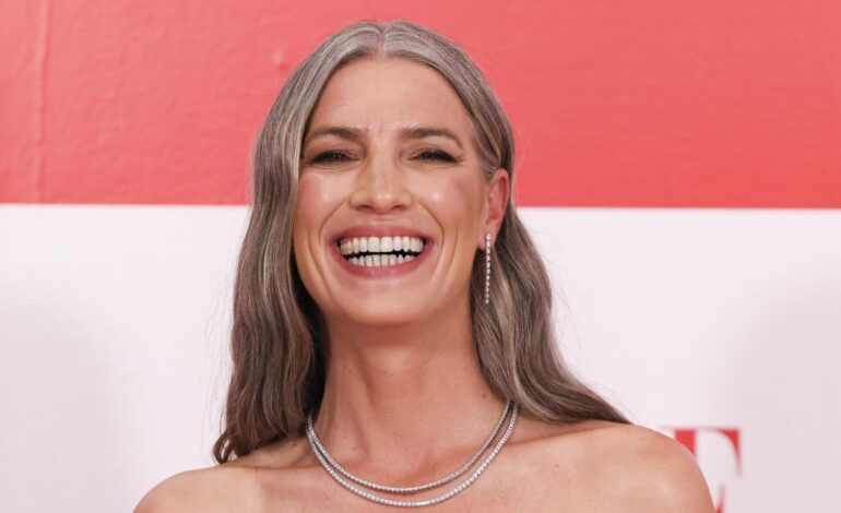 Laura Sánchez deslumbra con un impresionante vestido de Hannibal Laguna que realza su bronceado