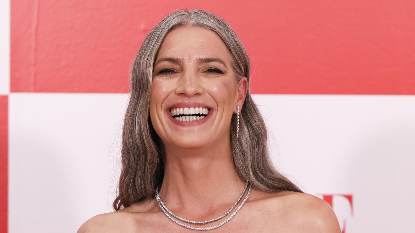Laura Sánchez deslumbra con un impresionante vestido de Hannibal Laguna que realza su bronceado