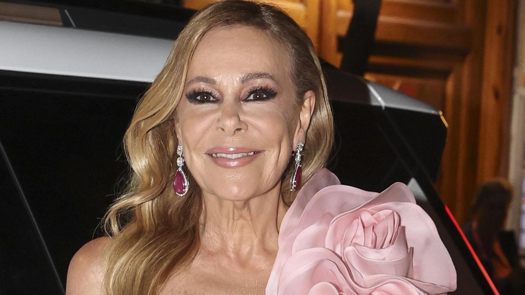 Ana Obregón conquista a sus seguidores con este fabuloso y colorido vestido de Celia B