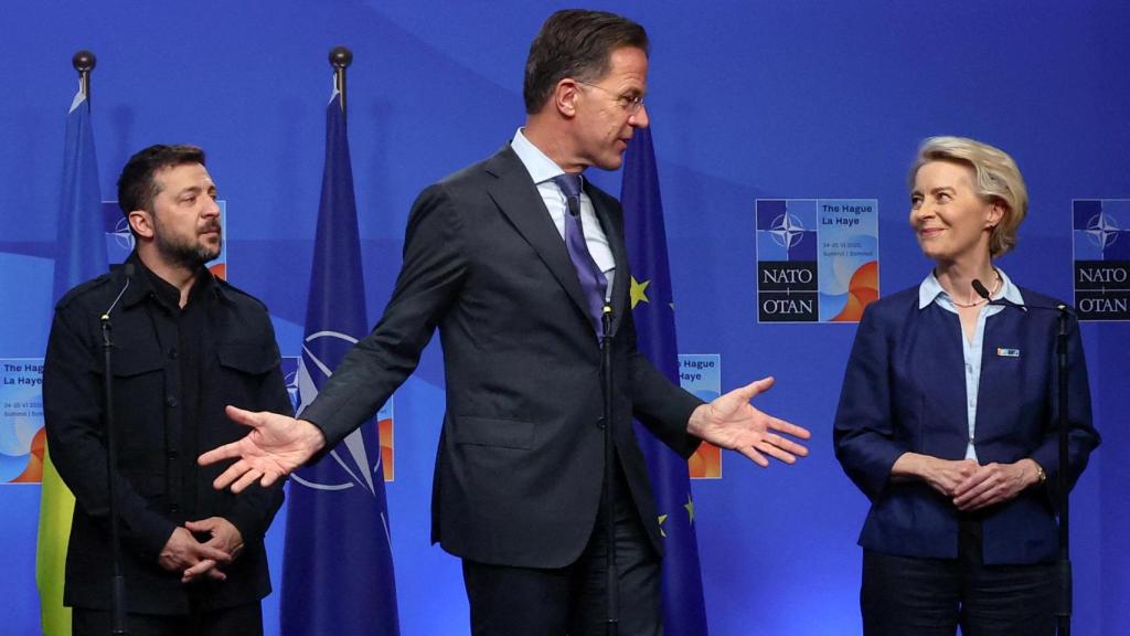 Volodimir Zelenski, Mark Rutte y Ursula von der Leyen, durante la reunión del martes en La Haya