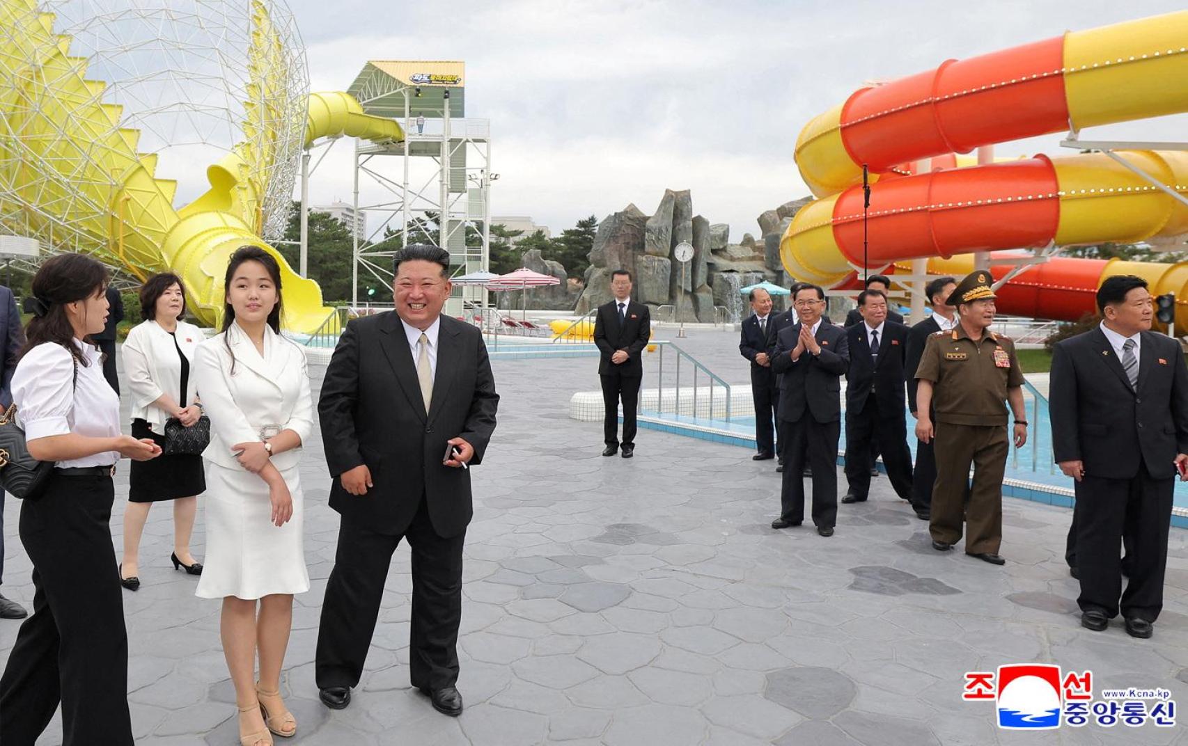 En primer plano: RI Sol-Ju, Kim Ju-Ae y Kim Jong-un.