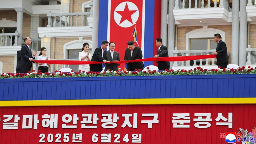 Kim Jong-un durante la inauguración del complejo turístico de Wonsan Kalma.