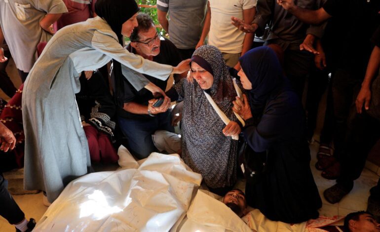 Israel mata a 20 palestinos en dos bombardeos contra una escuela y un hospital en Gaza