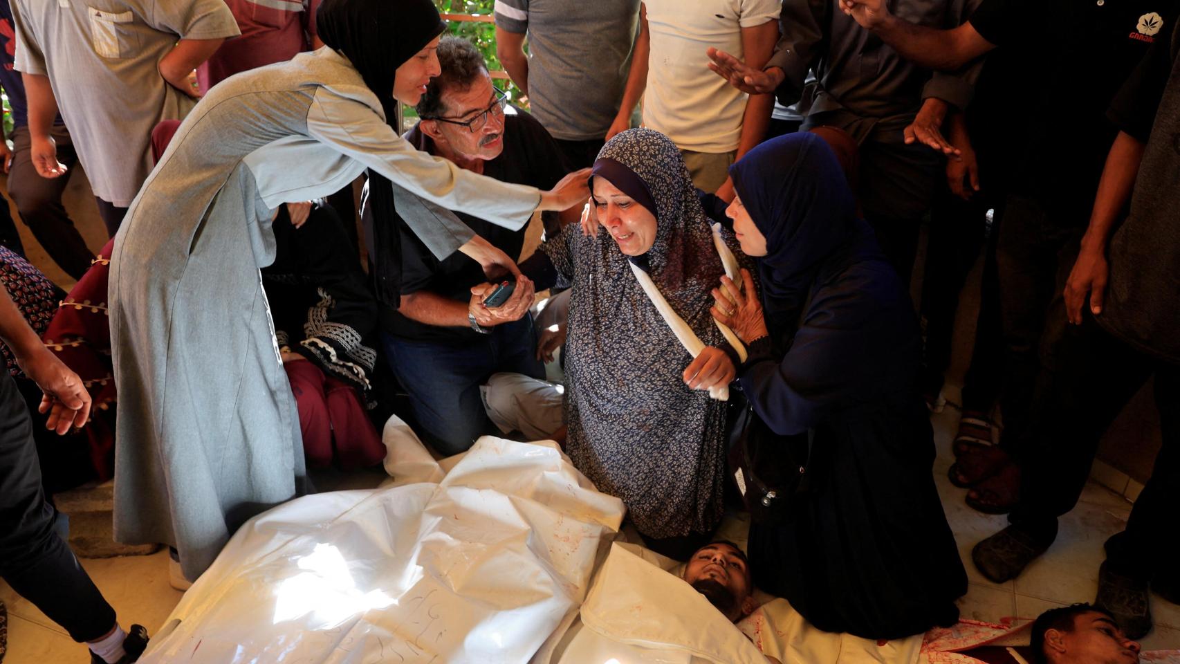 Israel mata a 20 palestinos en dos bombardeos contra una escuela y un hospital en Gaza