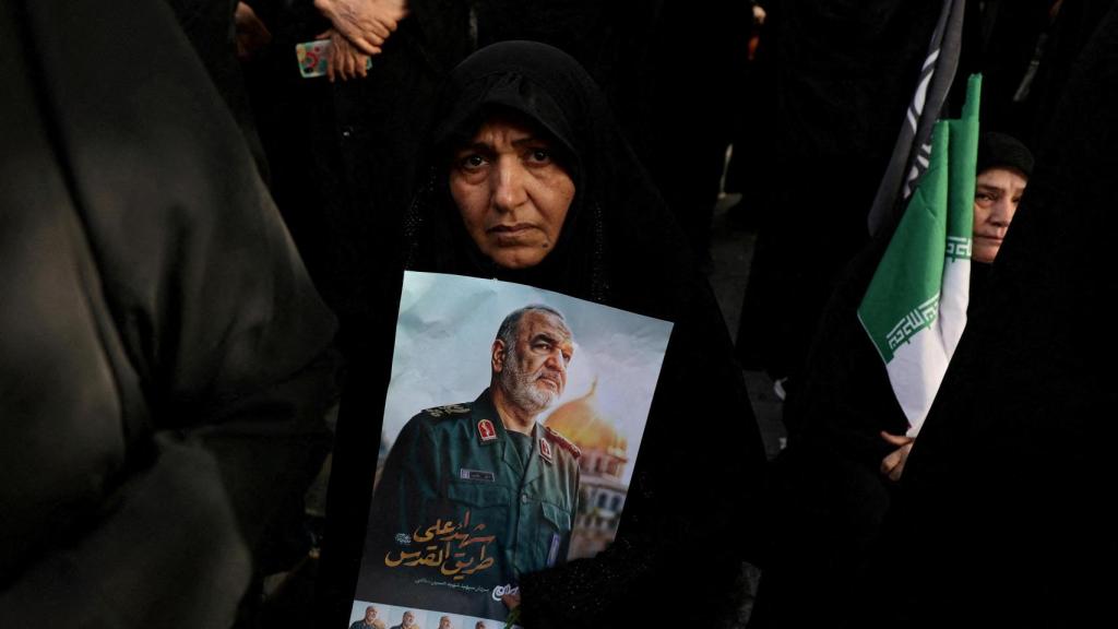 Una mujer sostiene el retrato de Hossein Salami, ex jefe de la Guardia Revolucionaria Iraní.