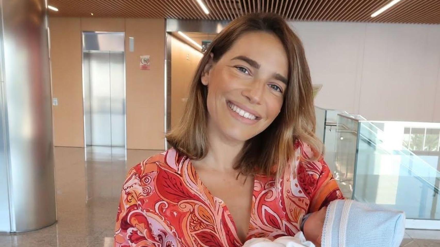 Flora González, madre de su primer hijo: un bebé nacido por cesárea al que ha llamado Julio: «Todavía estoy dolorida»
