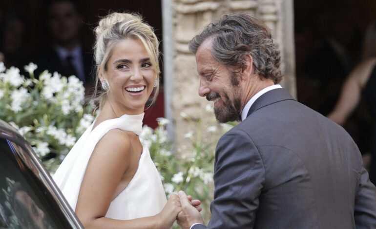 El clan Flores se da cita en la abarrotada boda de Paty Sánchez-Flores, con Alejandra Rubio y Carlo Costanzia como invitados sorpresa