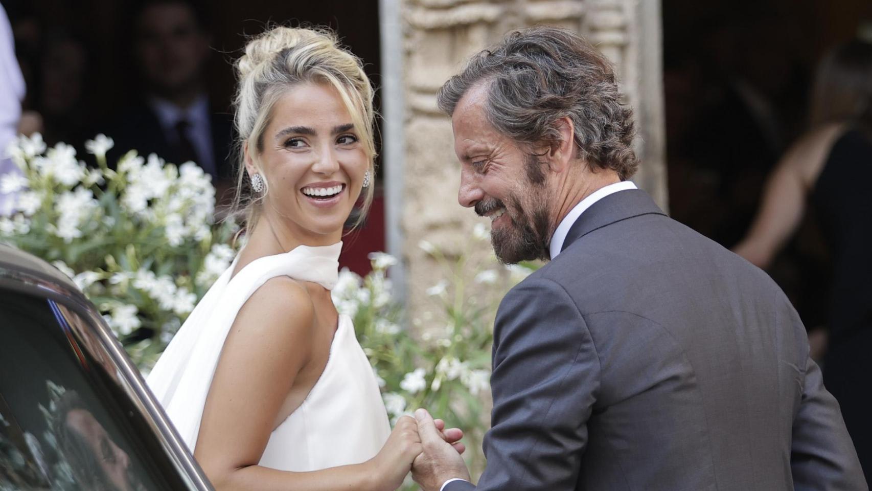 El clan Flores se da cita en la abarrotada boda de Paty Sánchez-Flores, con Alejandra Rubio y Carlo Costanzia como invitados sorpresa