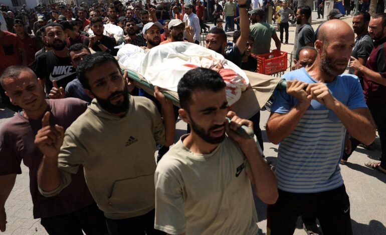 Israel mata a más de 30 gazatíes en bombardeos contra dos refugios de desplazados y zonas residenciales de la Franja