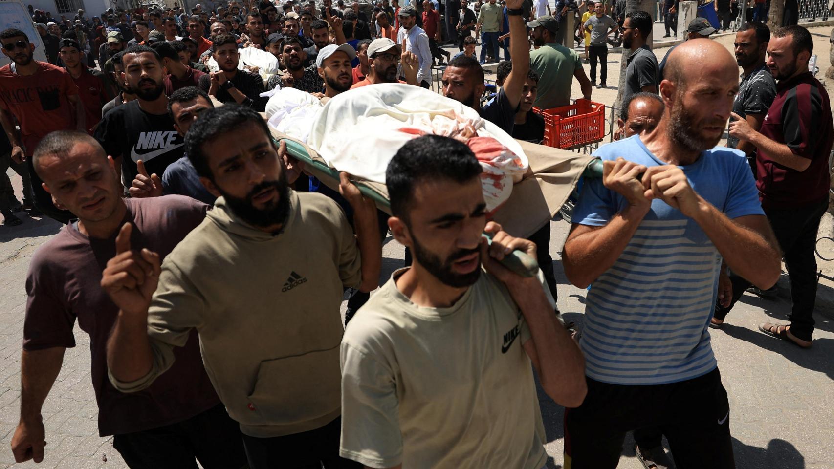 Israel mata a más de 30 gazatíes en bombardeos contra dos refugios de desplazados y zonas residenciales de la Franja