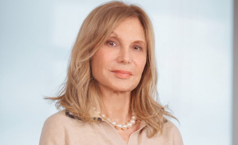 Pilar Eyre: «La demanda del Rey Juan Carlos a Revilla es una locura. Es egoísta y hace daño a la Monarquía»