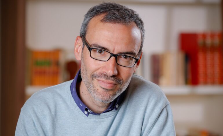 Jorge Corrales (‘El escritor y la espía’): «La Stasi soñaría con tener la información que damos hoy en redes»