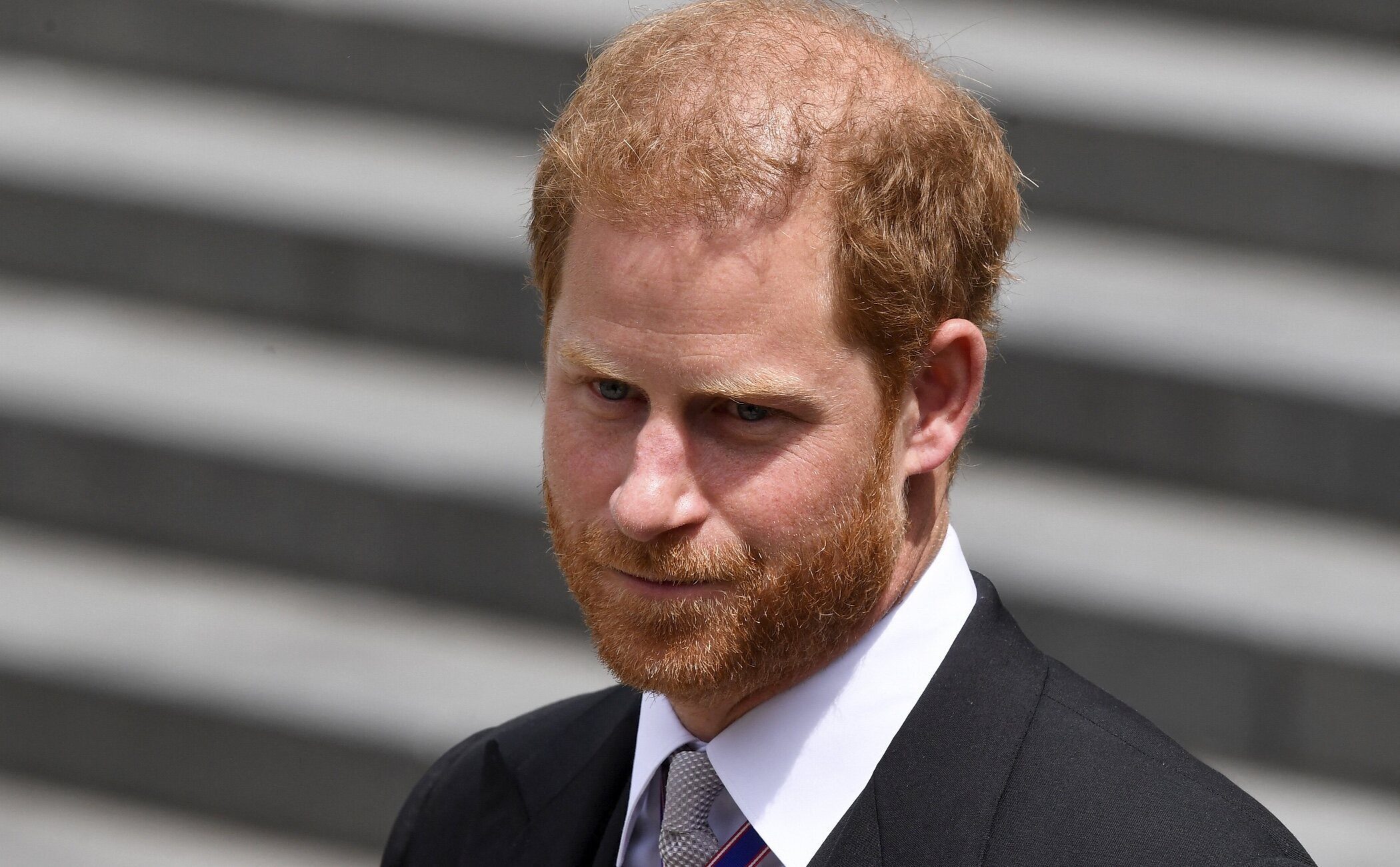 El Príncipe Harry consultó la posibilidad de cambiar su apellido Mountbatten-Windsor por el Spencer de Lady Di
