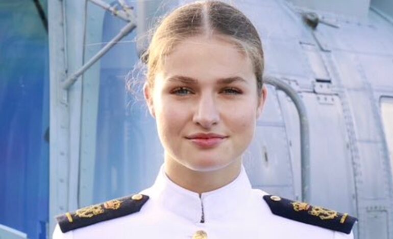 La Princesa Leonor embarca en el Blas de Lezo tras volver a España: buque de guerra y maniobras con fuego real