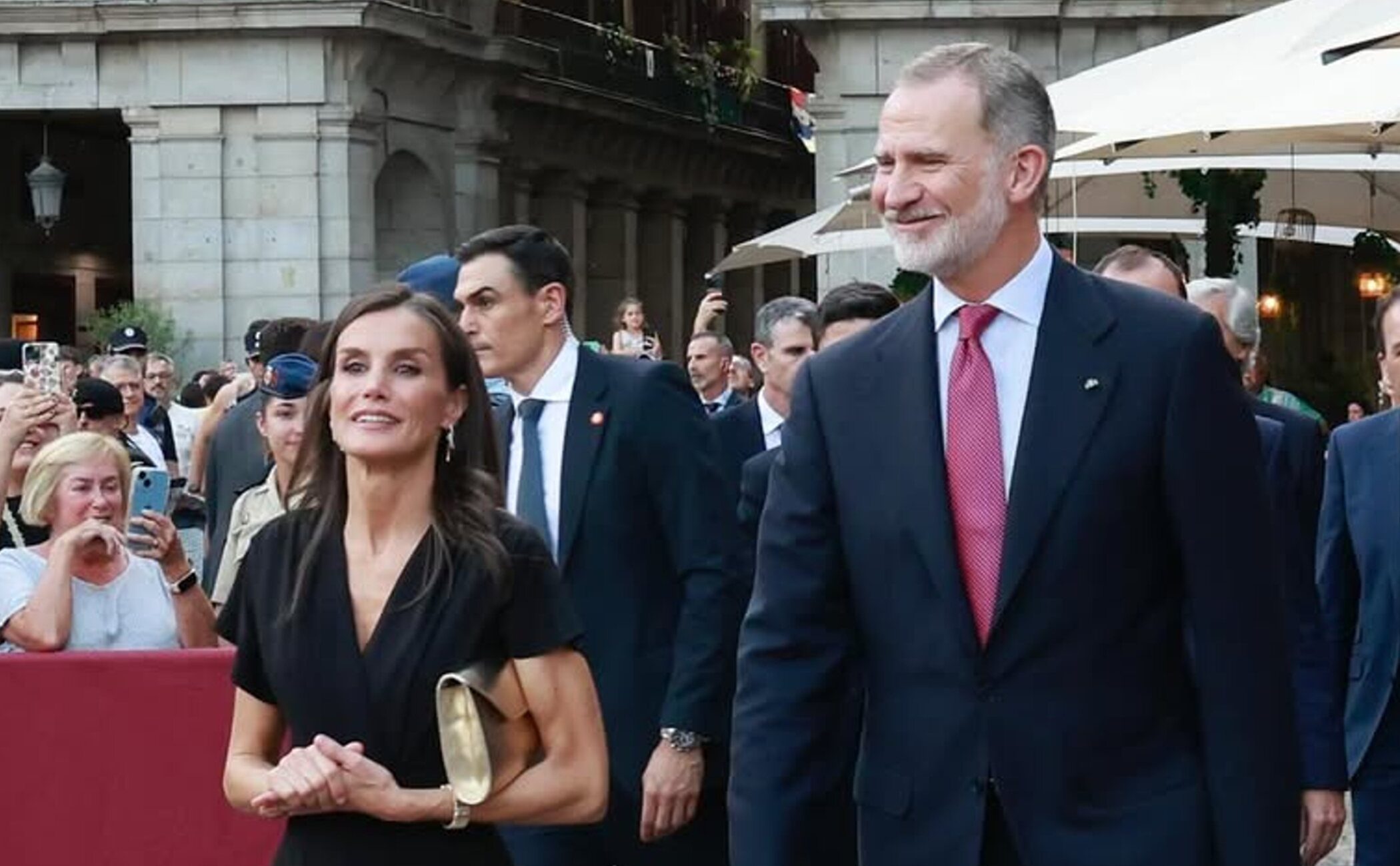 Los Reyes Felipe y Letizia sorprenden en un concierto en la plaza Mayor de Madrid tras una entrega de premios