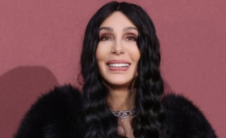 El hijo de Cher, Elijah Blue Allman, sale del hospital tras un nuevo episodio de crisis: «No se rinde»