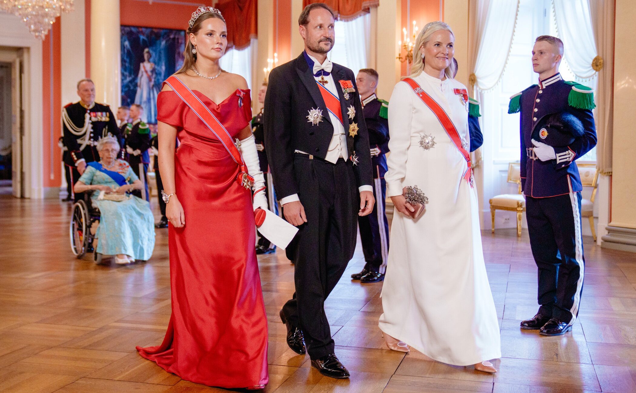 Ingrid Alexandra de Noruega deslumbra en la histórica cena de gala en honor a los Macron
