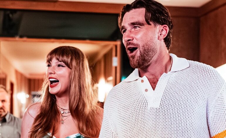 Taylor Swift y Travis Kelce posan por primera vez juntos en un photocall felices y enamorados