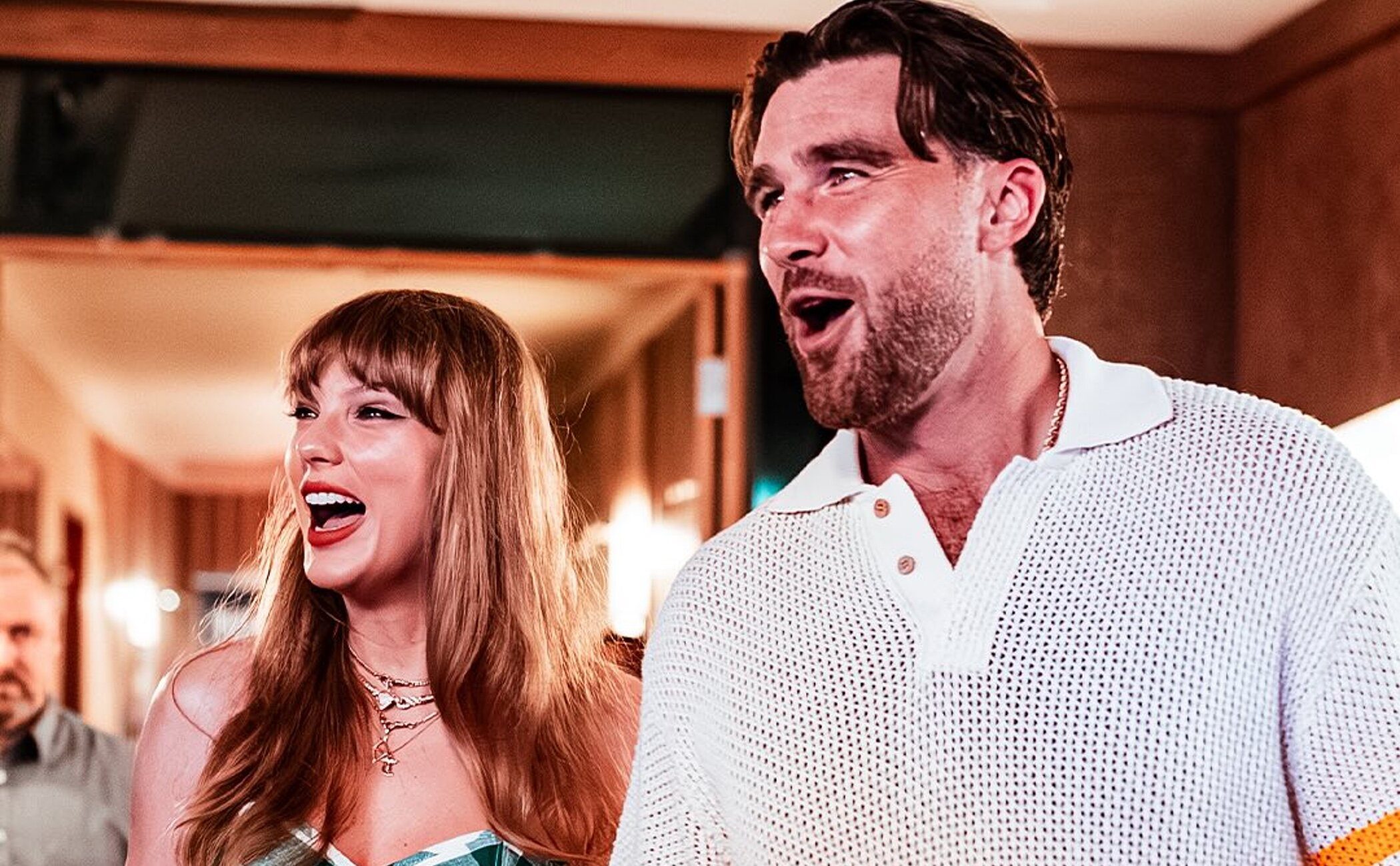 Taylor Swift y Travis Kelce posan por primera vez juntos en un photocall felices y enamorados