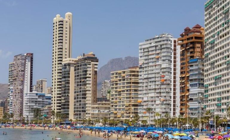 Los apartamentos en la playa rozan los 1.300 euros por semana y ninguno baja de los 500 euros este verano