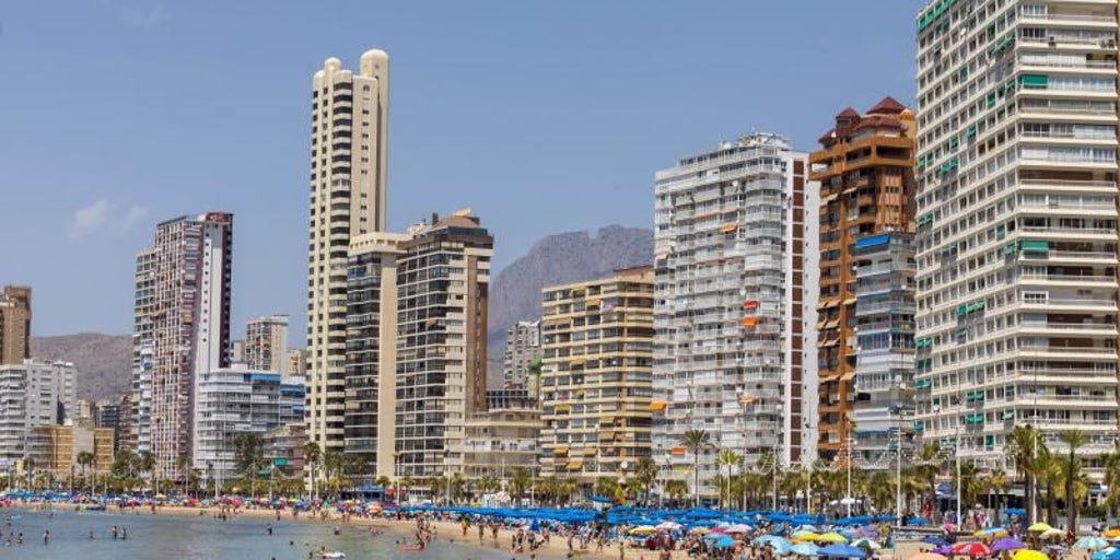 Los apartamentos en la playa rozan los 1.300 euros por semana y ninguno baja de los 500 euros este verano