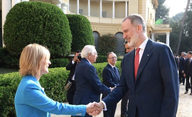 Los ayuntamientos van a Pedralbes a exigir las entregas a cuenta que les debe el Gobierno y que les dejen gastar sus ahorros
