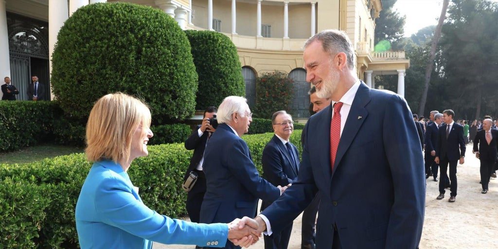 Los ayuntamientos van a Pedralbes a exigir las entregas a cuenta que les debe el Gobierno y que les dejen gastar sus ahorros