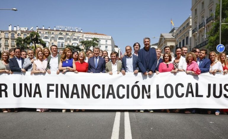 Los ayuntamientos se concentran en el Congreso para exigir al Gobierno que libere sus ahorros