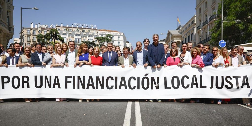 Los ayuntamientos se concentran en el Congreso para exigir al Gobierno que libere sus ahorros