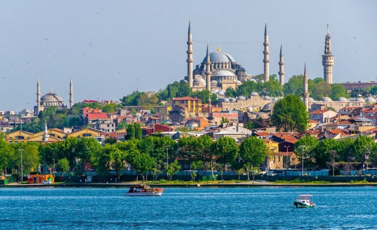 Fener y Balat, un idilio de casas de colores, monumentos y cafés vintage en el Cuerno de Oro de Estambul