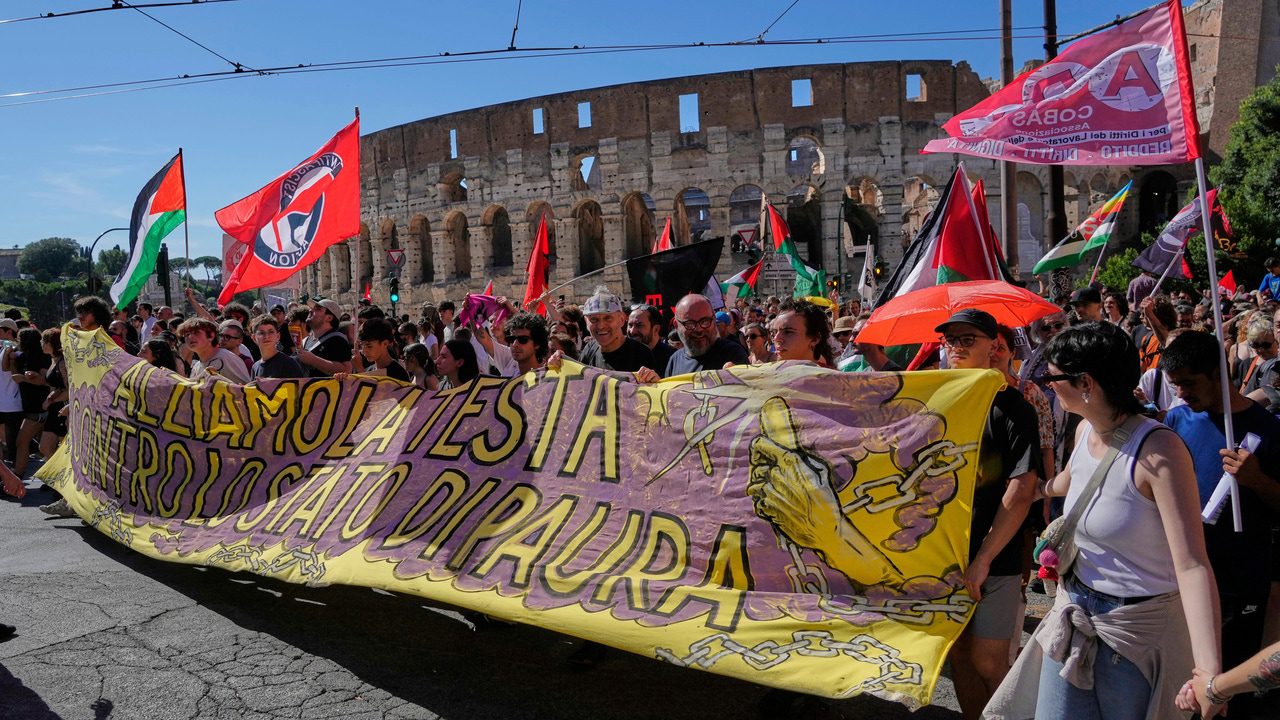 Miles de italianos marchan en Roma contra la ley de seguridad de Meloni