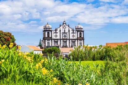 Matriz da Conceição, una de las singulares iglesias de basalto de Santa Cruz, la capital de la isla de Flores (Azores).